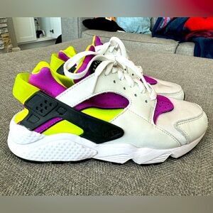 Women’s Nike Huarache shoes- Size 7.5